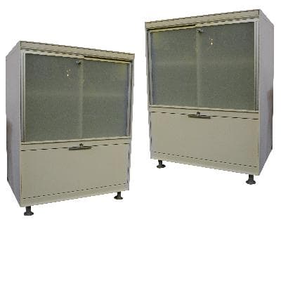 Par de vitrinas en metal laqueado blanco