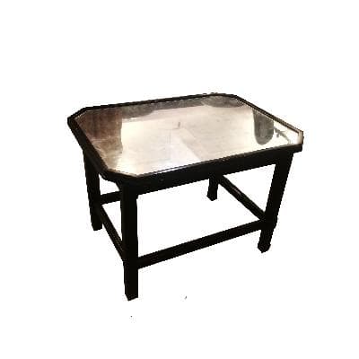 Mesa elaborada en madera con vidrio en la superficie