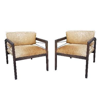 Par de sillones en madera color chocolate con tapicería bovina