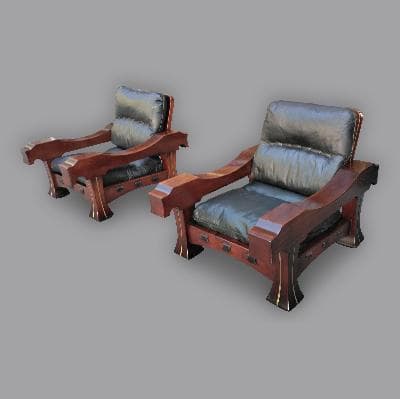 Luciano Frigerio. Par de sillones Ussaro en madera de caoba con filos de latón