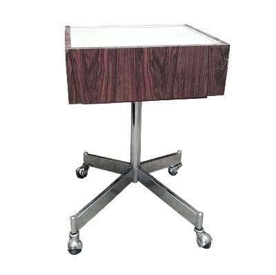 Mesa auxiliar con lámpara en madera aglomerada y metal con ruedas