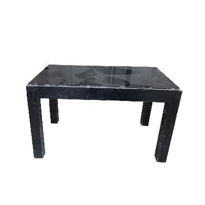 Mesa lateral en madera laqueada color negro. 