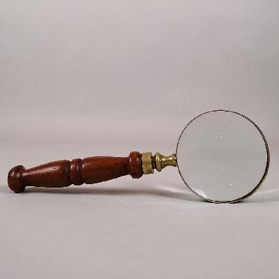 Lupa con mango en madera tallada y latón