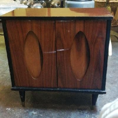 Mesa de noche en madera laqueada y contrachapada de nogal