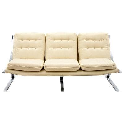 Sofá de 3 plazas en acero cromado y tapicería beige.