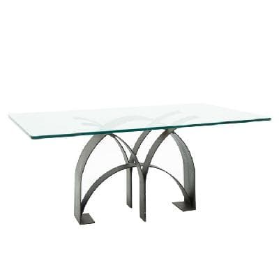 Mesa de comedor en acero patinado café con cubierta de vidrio.