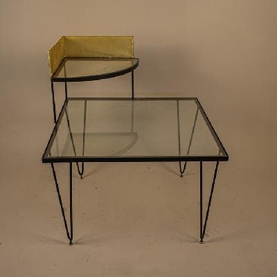 Mesa lateral esquinera en acero negro con cubiertas de vidrio