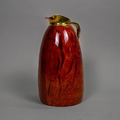 LOTE Aldo Tura. Jarra decorativa en madera, latón y pergamino de piel de cabra color rojo