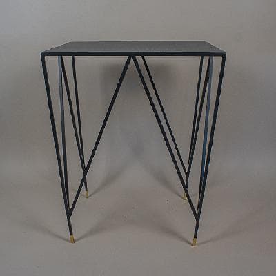 Mesa pedestal en acero negro con casquillos de latón de la Línea Acapulco Trouvé