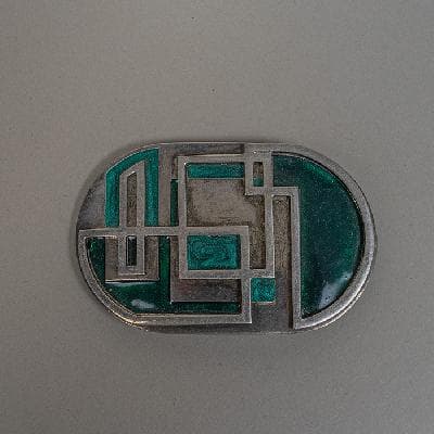 María Rivolta. Hebilla de cinturón en metal plateado esmaltado