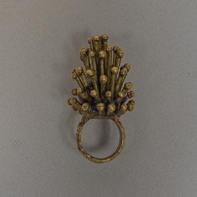 Pal Kepenyes. Anillo estilo Brutalista en bronce fundido