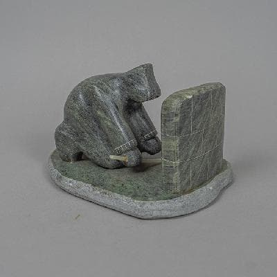 Hombre con lanza. Escultura inuit de serpentina