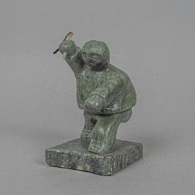 Dietrich Muckenheim. Hombre con lanza. Escultura estilo Inuit de serpentina