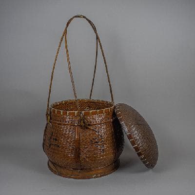 Canasta china en bambú y bejuco tejido