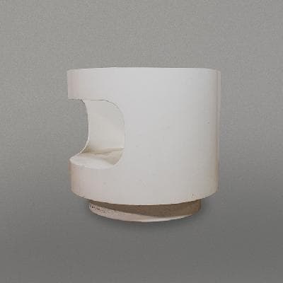 Gabinete en plástico blanco con cubierta superior de vidrio