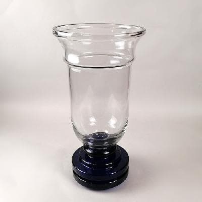 Florero en forma de copa en vidrio con base azul cobalto