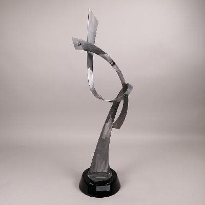 Juan Vicente Urbieta. Aventura III. Escultura de lámina de acero