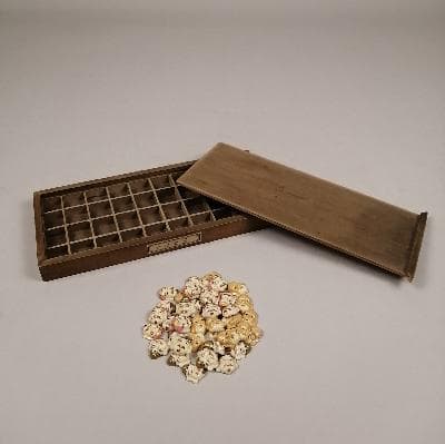 Colección de 40 rostros - amuletos japoneses en hueso tallado y policromado