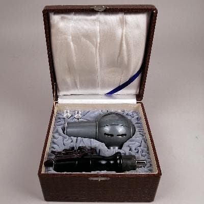 Neitz H.L. Lámpara oftalmológica de mano en metal laqueado con estuche