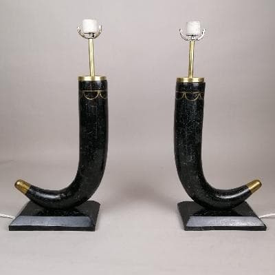 Par de lámparas de mesa en madera y aplicaciones de mármol negro con forma de colmillos