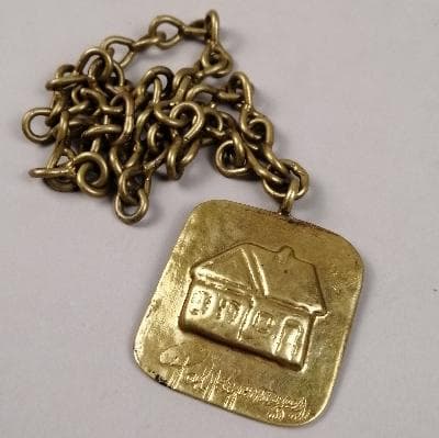 Pal Kepenyes. Collar con dije estilo Brutalista en bronce fundido