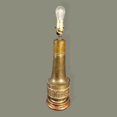 Lámpara de mesa en latón patinado con base de madera