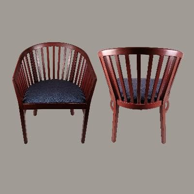 Ward Bennett para Geiger (Herman Miller). Par de sillas estilo Windsor en madera acabado cherry