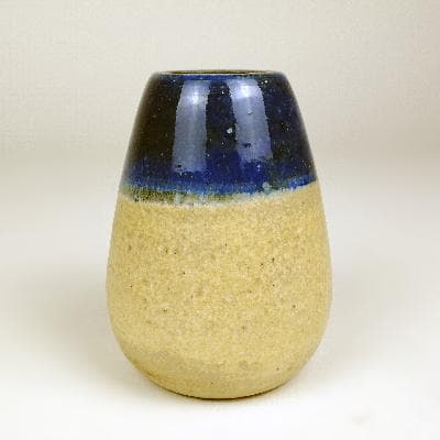 Florero en cerámica de alta temperatura color beige con borde azul cobalto