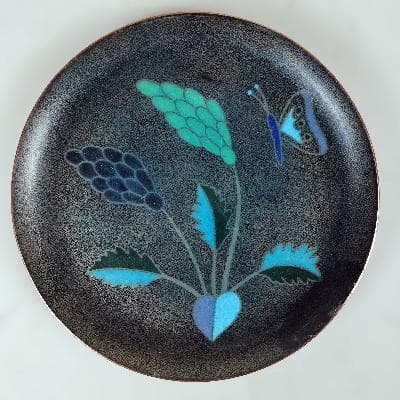 Miguel Pineda. Plato redondo en cobre esmaltado azul, verde y negro