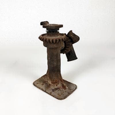 Gato metálico de hierro fundido