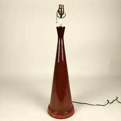 Lámpara de mesa en cerámica color café de diseño cónico