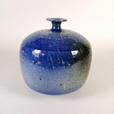 Alberto Díaz de Cossío. Florero en cerámica de alta temperatura azul con boca angosta