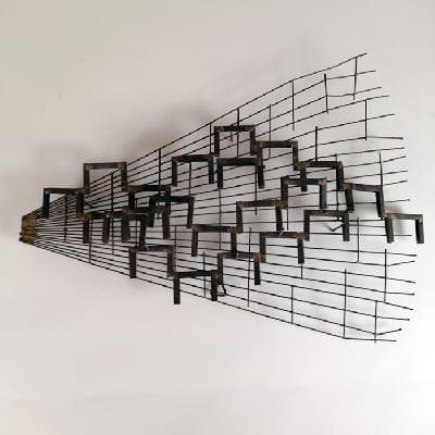 Cometa brutalista en varilla de acero y latón