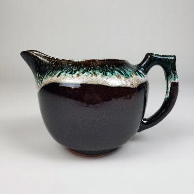 Jarra en barro esmaltado café, verde y beige