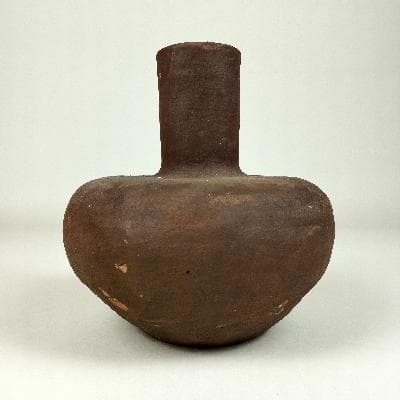 María Teresa Espriu. Vasija en cerámica de alta temperatura café