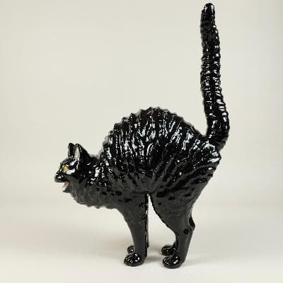 Bordallo Pinheiro. Gato asustado de loza policromada