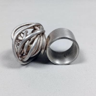 María José de Simón. Anillo en plata .925 con remolino de alambre