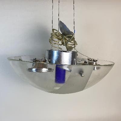 Lámpara de techo en vidrio y metal con pantalla de media esfera