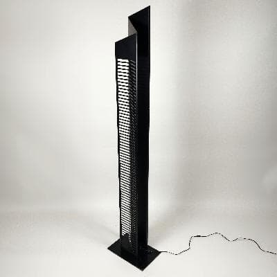 Lámpara de pie en metal laqueado negro