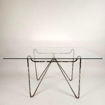 Mesa auxiliar en acero tubular con cubierta de vidrio