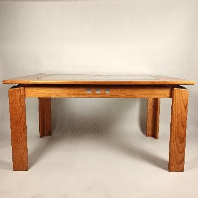 Mesa de comedor en pino con centro de vidrio