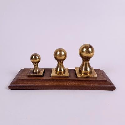 Juego de 3 pisapapeles ingleses en bronce con base de madera