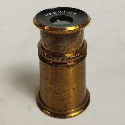 Hermagis. Lente para cámara fotográfica antigua en latón