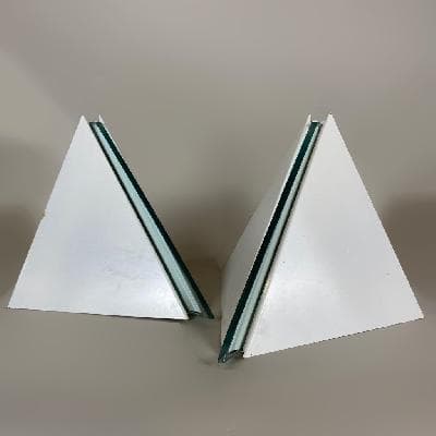 Par de arbotantes en metal laqueado blanco y vidrio