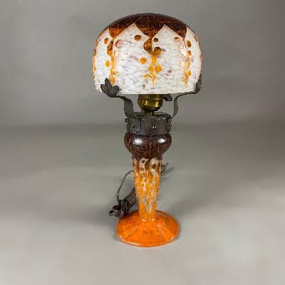 Charles Schneider / La Verre Français. Lámpara de mesa en cristal de camafeo color café, naranja y blanco