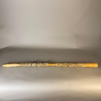 Palos bastones de madera con estructura metalica