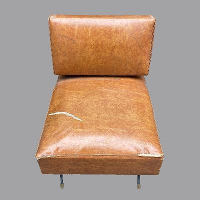 Par de sillones en piel café y acero para restaurar