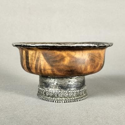 Cuenco tibetano en madera y metal plateado
