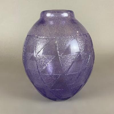 Degué. Florero Art Decó en vidrio morado esmerilado al ácido