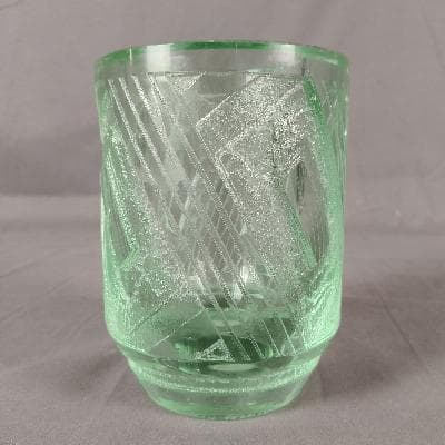 Daum. Florero en cristal prensado y tallado verde